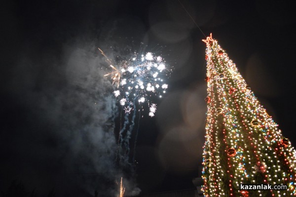 Запалването на светлините на Коледната елха в Казанлък /видео + снимки/