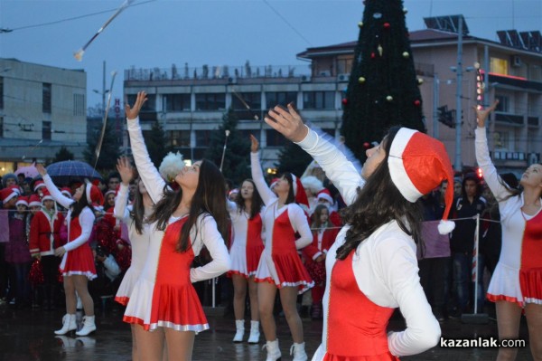 Запалването на светлините на Коледната елха в Казанлък /видео + снимки/