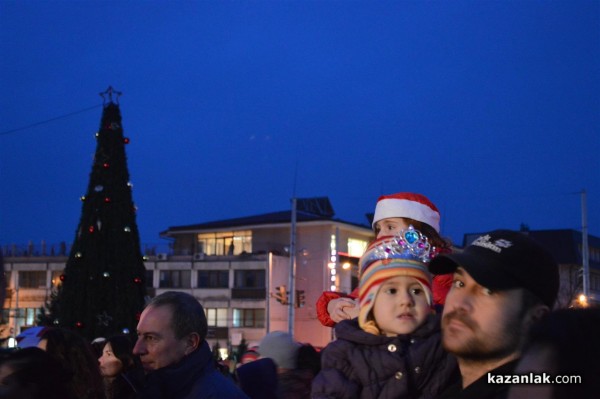Запалването на светлините на Коледната елха в Казанлък /видео + снимки/
