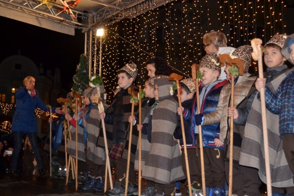 Красива и многоцветна грейна Коледната елха в Казанлък