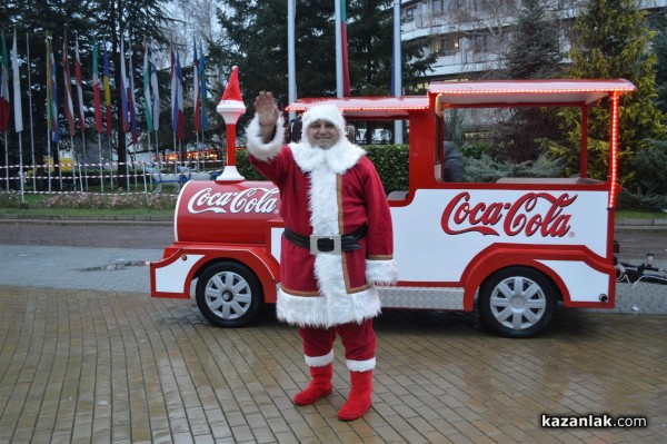 Запалването на светлините на Коледната елха в Казанлък /видео + снимки/
