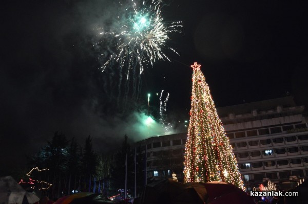 Запалването на светлините на Коледната елха в Казанлък /видео + снимки/