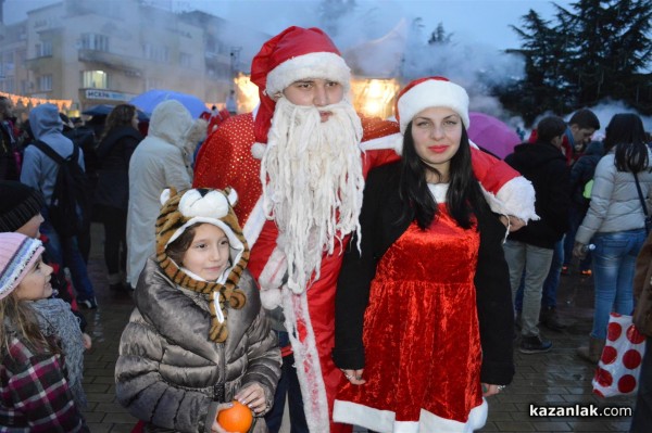 Запалването на светлините на Коледната елха в Казанлък /видео + снимки/