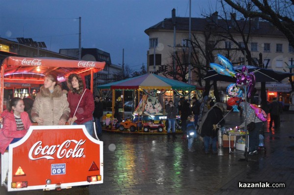 Запалването на светлините на Коледната елха в Казанлък /видео + снимки/