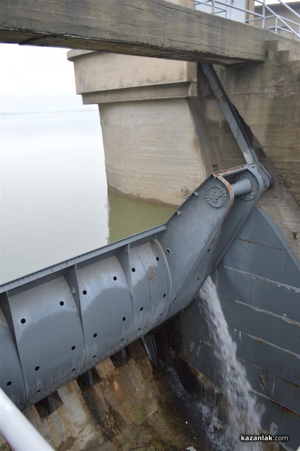 Язовир Копринка преля! Още не са свалени шлюзовете. СНИМКИ (обновена)