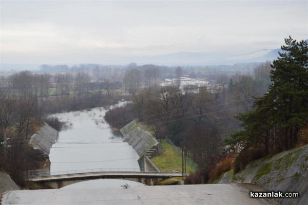 Язовир Копринка преля! Още не са свалени шлюзовете. СНИМКИ (обновена)