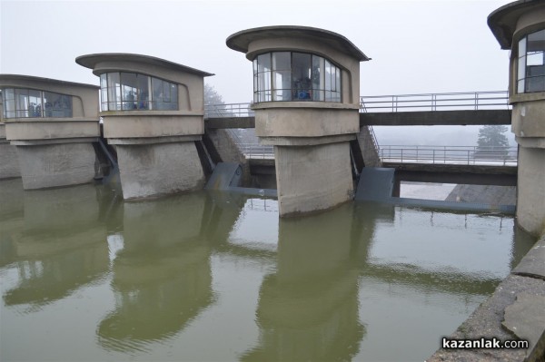 Язовир Копринка преля! Още не са свалени шлюзовете. СНИМКИ (обновена)