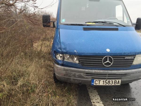 БМВ се обърна на 7 км. от Стара Загора към Казанлък днес