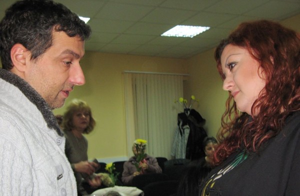 Жените-социалистки от Казанлък подаряват и украсяват коледни дръвчета