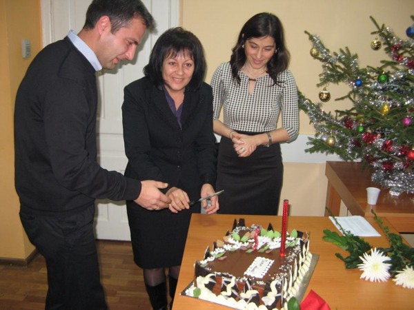 Жените-социалистки от Казанлък подаряват и украсяват коледни дръвчета