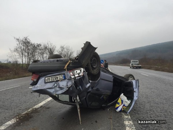БМВ се обърна на 7 км. от Стара Загора към Казанлък днес