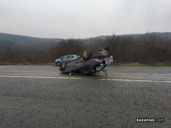 БМВ се обърна на 7 км. от Стара Загора към Казанлък днес