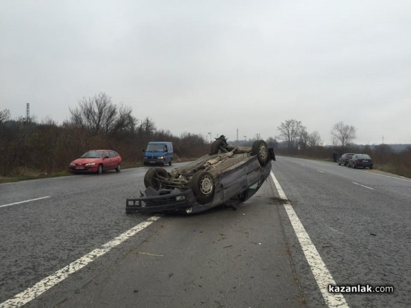 БМВ се обърна на 7 км. от Стара Загора към Казанлък днес