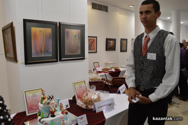 Коледна кулинарна изложба събра средства за благотворителни цели снощи