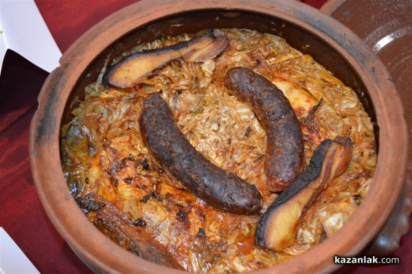 Коледна кулинарна изложба събра средства за благотворителни цели снощи