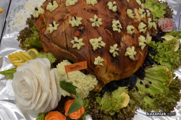 Коледна кулинарна изложба събра средства за благотворителни цели снощи