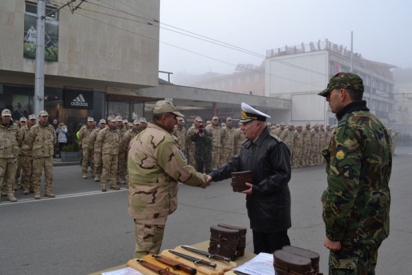 Министърът на отбраната и кметът на община Казанлък посрещнаха 17 рота от мисия в Афганистан