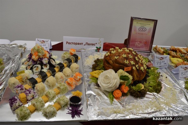 Коледна кулинарна изложба събра средства за благотворителни цели снощи