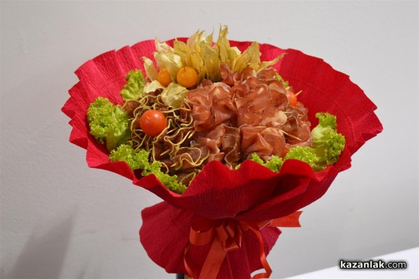 Коледна кулинарна изложба събра средства за благотворителни цели снощи