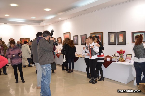 Коледна кулинарна изложба събра средства за благотворителни цели снощи