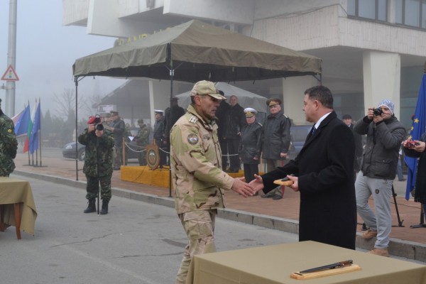 Министърът на отбраната и кметът на община Казанлък посрещнаха 17 рота от мисия в Афганистан