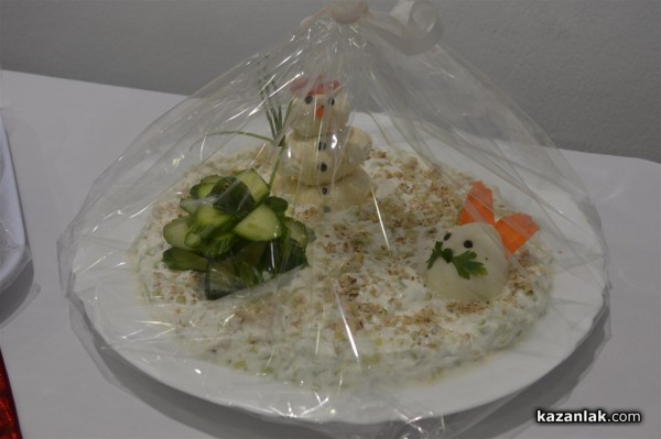 Коледна кулинарна изложба събра средства за благотворителни цели снощи