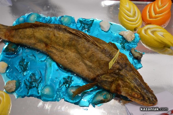 Коледна кулинарна изложба събра средства за благотворителни цели снощи