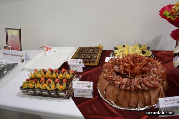 Коледна кулинарна изложба събра средства за благотворителни цели снощи