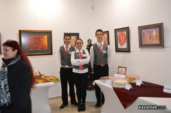 Коледна кулинарна изложба събра средства за благотворителни цели снощи