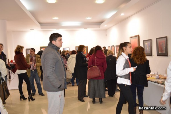 Коледна кулинарна изложба събра средства за благотворителни цели снощи