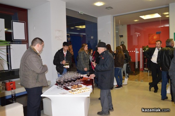 Коледна кулинарна изложба събра средства за благотворителни цели снощи