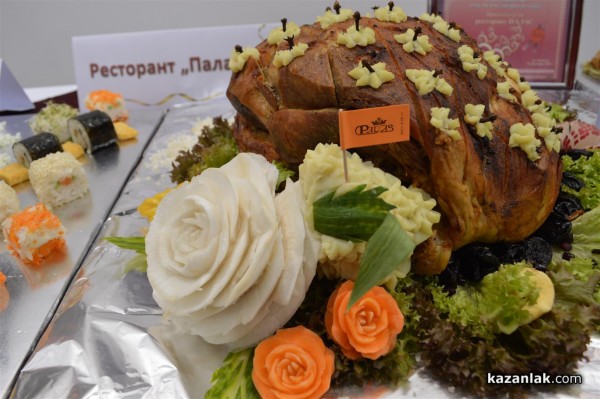 Коледна кулинарна изложба събра средства за благотворителни цели снощи