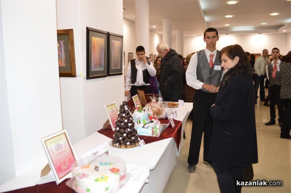 Коледна кулинарна изложба събра средства за благотворителни цели снощи