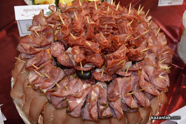 Коледна кулинарна изложба събра средства за благотворителни цели снощи