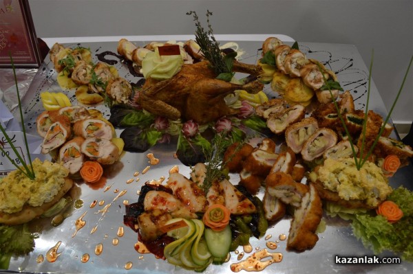 Коледна кулинарна изложба събра средства за благотворителни цели снощи