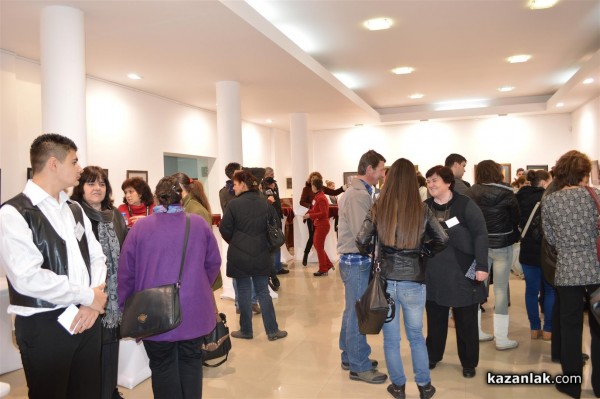 Коледна кулинарна изложба събра средства за благотворителни цели снощи