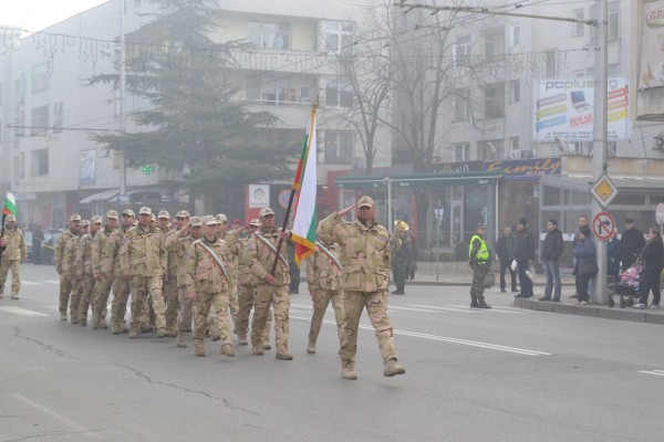 Министърът на отбраната и кметът на община Казанлък посрещнаха 17 рота от мисия в Афганистан