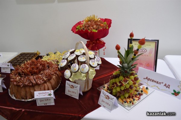 Коледна кулинарна изложба събра средства за благотворителни цели снощи