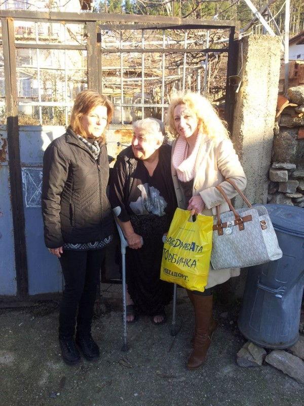 Дамите от Шипка с благотворителен жест към възрастни хора за Коледа