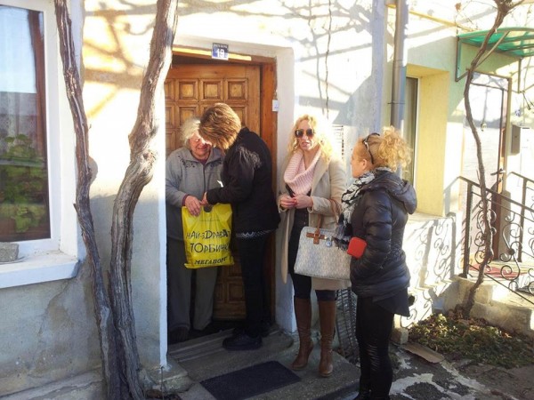 Дамите от Шипка с благотворителен жест към възрастни хора за Коледа