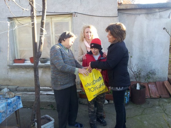 Дамите от Шипка с благотворителен жест към възрастни хора за Коледа