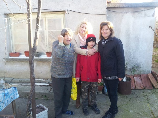 Дамите от Шипка с благотворителен жест към възрастни хора за Коледа