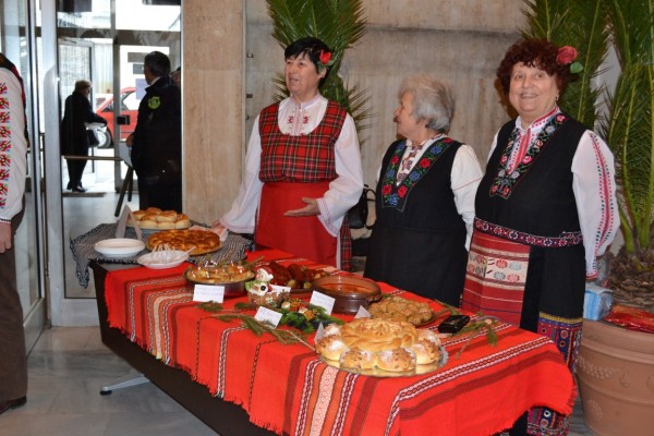 15 читалища подредиха празнична Коледна трапеза