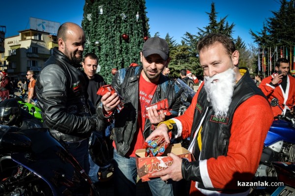 Казанлъшките моторджии с подаръци за децата