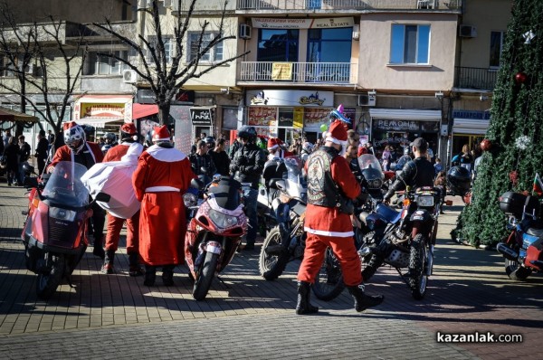 Казанлъшките моторджии с подаръци за децата