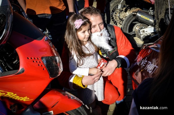 Казанлъшките моторджии с подаръци за децата