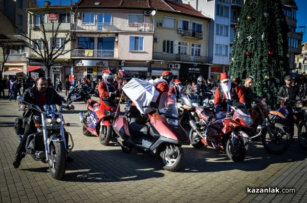 Казанлъшките моторджии с подаръци за децата