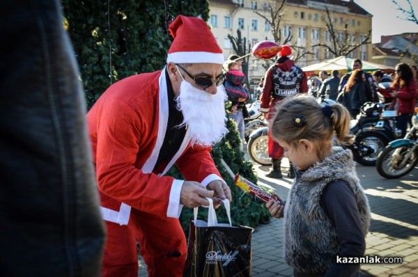 Казанлъшките моторджии с подаръци за децата