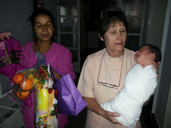 Първото казанлъшко бебе на 2015 получи подаръци от женската организация на БСП