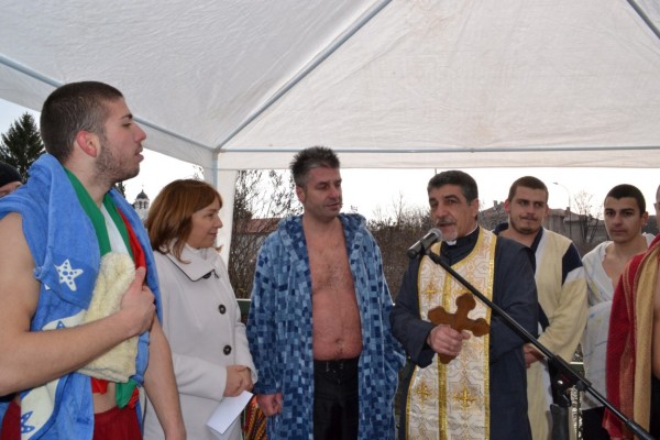 18-годишният Стефан Ноев спаси Богоявленския кръст в Казанлък